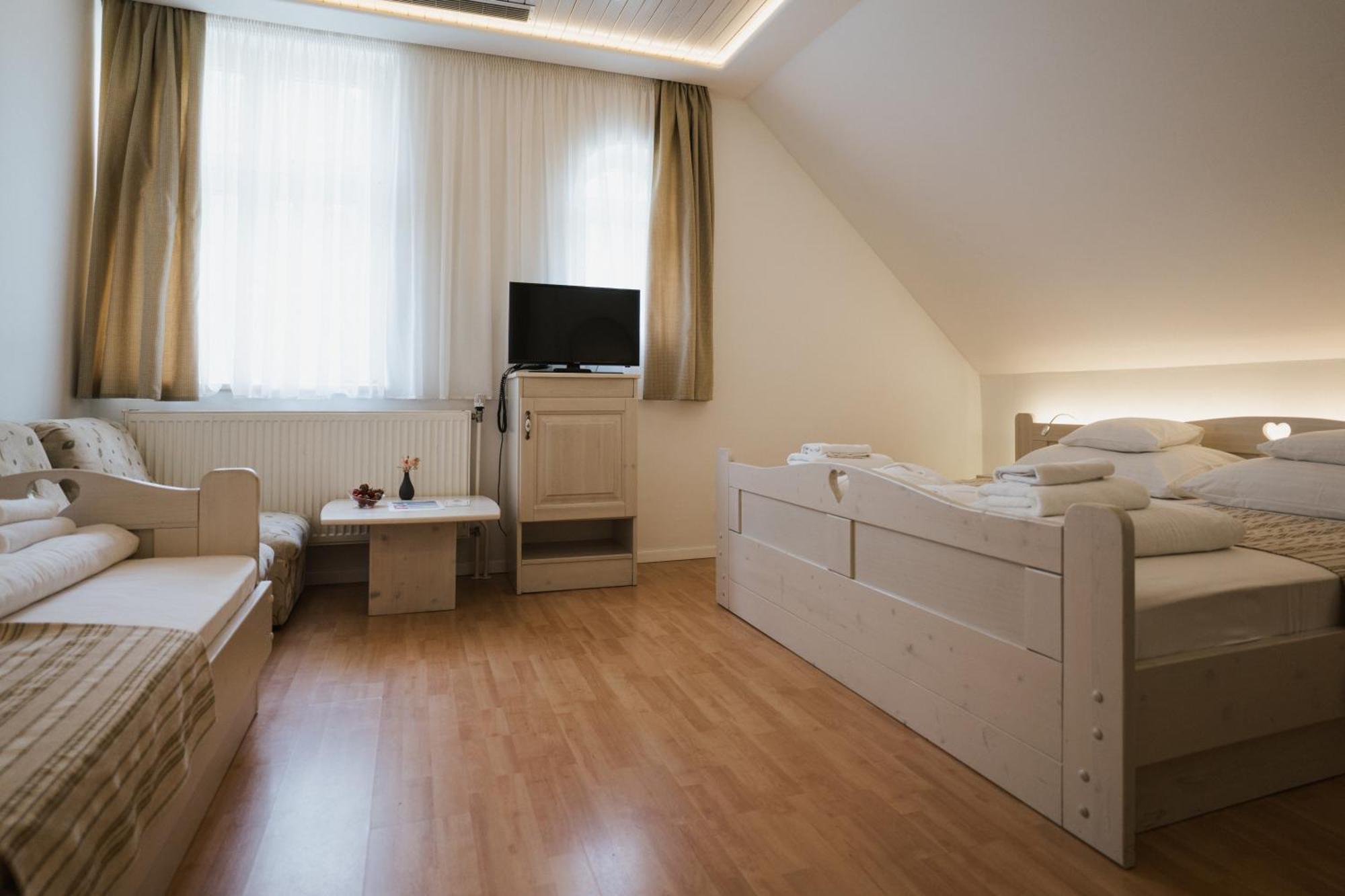 Tornácos Hotel - Hegykő Esterno foto